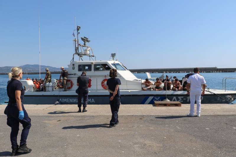 Στο λιμάνι της Καλαμάτας οι 55 μετανάστες που διασώθηκαν ανοιχτά του ακρωτηρίου Ταίναρο (βίντεο-φωτογραφίες)