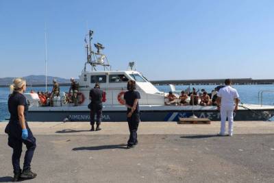 Στο λιμάνι της Καλαμάτας οι 55 μετανάστες που διασώθηκαν ανοιχτά του ακρωτηρίου Ταίναρο (βίντεο-φωτογραφίες)