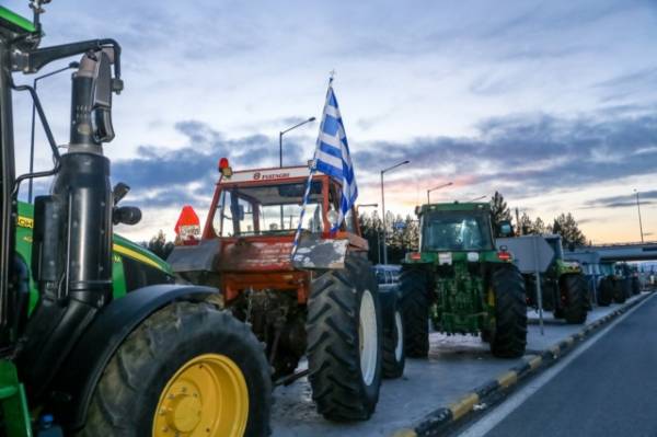 Παραμένουν στα μπλόκα οι αγρότες της Θεσσαλίας (βίντεο)