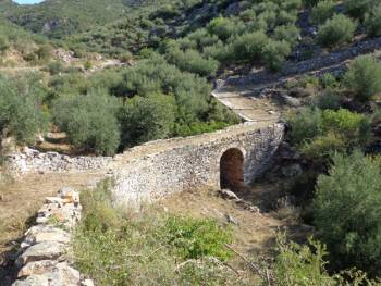 Καθάρισαν το γεφύρι της Μόφτιτσας στη Μάνη