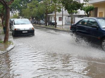 Η βροχή αποδιοργανώνει την πόλη…