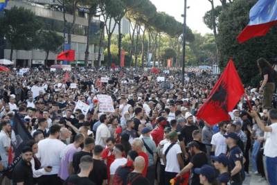 Αλβανία: Οργή και διαδηλώσεις για το πολυτελές θέρετρο (βίντεο)