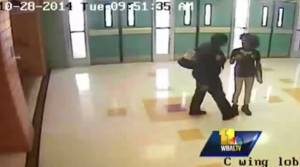 ΗΠΑ: Αστυνομικός χτυπά με γκλομπ 13χρονη μέσα σε σχολείο χωρίς λόγο!
