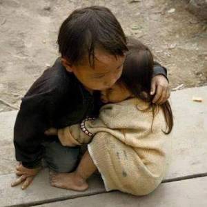 Ένα 4χρονο αγοράκι αγκάλιαζει προστατευτικά την 2χρονη αδελφή του, μετά τον καταστροφικό σεισμό στο Νεπάλ