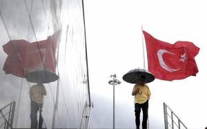 Bloomberg: Η Τουρκία είναι στα πρόθυρα κρίσης χρέους