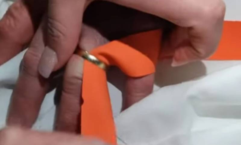 Βγάζοντας ένα σφηνωμένο δαχτυλίδι με μια κορδέλα σε... δευτερόλεπτα (Βίντεο)