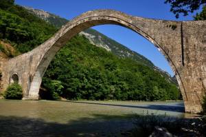 Ποιο είναι το ιστορικό γεφύρι της Πλάκας στην Άρτα που κατέρρευσε