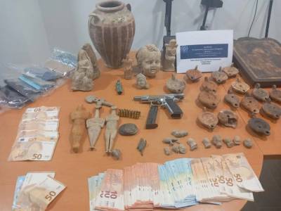 Συνελήφθησαν έξι άτομα στη Κρήτη για υπόθεση αρχαιοκαπηλείας - Κατασχέθηκαν αρχαία αντικείμενα, όπλο και ναρκωτικά