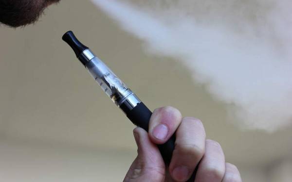Eρευνα: Το ηλεκτρονικό τσιγάρο είναι πιο αποτελεσματικό για το κόψιμο του κανονικού