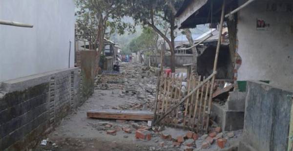 Ινδονησία: Τουλάχιστον 14 είναι οι νεκροί από τον ισχυρό σεισμό μεγέθους 6,4 βαθμών που έπληξε την τουριστική νήσο Λομπόκ