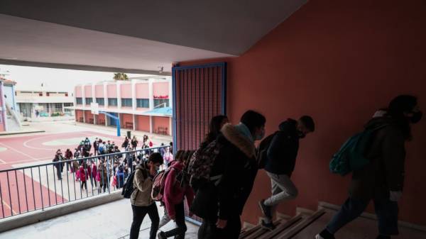 Σχολεία: Παράταση σχολικής χρονιάς ανακοίνωσε η Κεραμέως