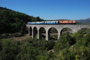 Πελοπόννησος: Το ΥΠΠΟ εξετάζει να χαρακτηριστούν μνημείο οι υποδομές και η γραμμή τρένου