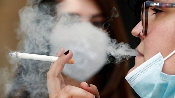 Oι καπνιστές κινδυνεύουν περισσότερο από τον κορονοϊό