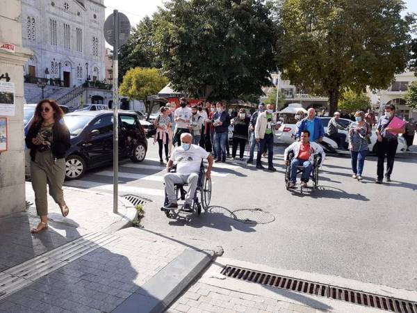 Δράση στο κέντρο της Τρίπολης: Ανέδειξαν τις δυσκολίες μετακίνησης ενός ατόμου με κινητικές αναπηρίες