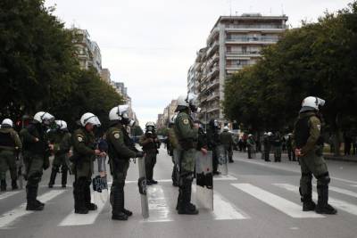 Θεσσαλονίκη: Ένταση στο κέντρο κατά τη διάρκεια συγκέντρωσης διαμαρτυρίας για την εκδήλωση Κασιδιάρη (Βίντεο)