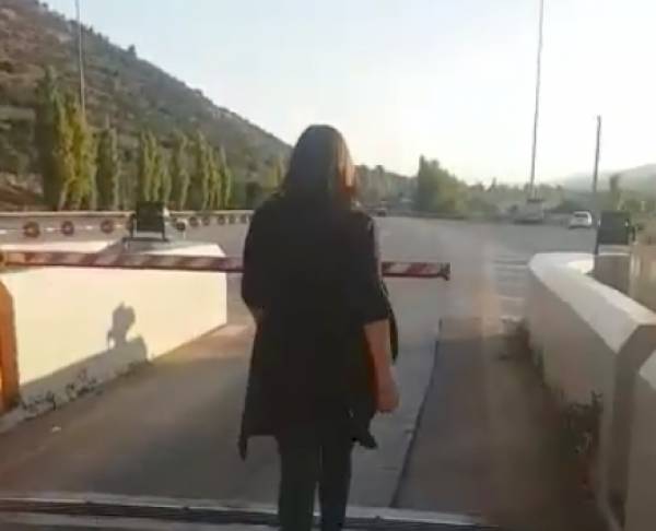 Διόδια Νεστάνης: Η Ζωή Κωνσταντοπούλου σηκώνει τη μπάρα των διοδίων στο δρόμο για την Καλαμάτα (βίντεο)