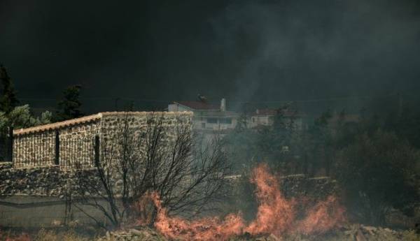 Κερατέα: Καίγονται σπίτια, εκκενώθηκαν οικισμοί