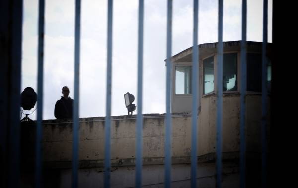 Μητέρα κρατουμένου προσπάθησε να περάσει στις φυλακές Κορυδαλλού ναρκωτικά κρυμμένα σε... σουβλάκια