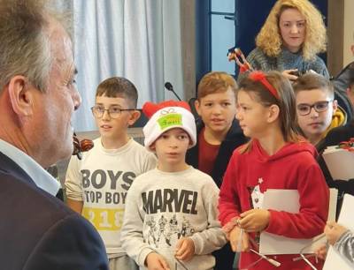 Κάλαντα από μαθητές στο δημαρχείο Πύλου