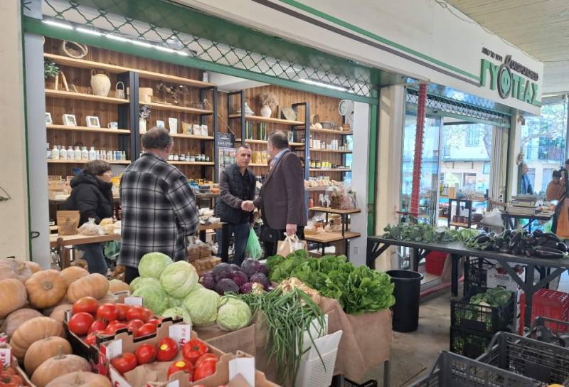 Πλήθος κόσμου στην Κεντρική Αγορά Καλαμάτας