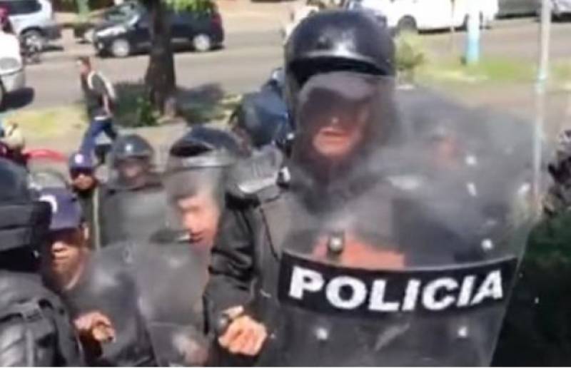 Νικαράγουα: Αστυνομικοί ξυλοκόπησαν δημοσιογράφους (Βίντεο)