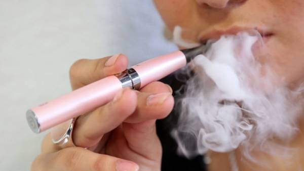 Μελέτη δείχνει πως τα ηλεκτρονικά τσιγάρα σχετίζονται με αυξημένο κίνδυνο για κάταγμα
