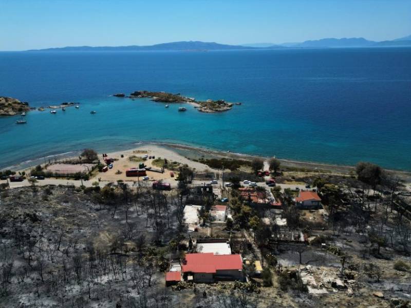 Σαλαμίνα: Ξεκινά η καταγραφή των ζημιών μετά τη φονική πυρκαγιά με 2 νεκρούς και 10 τραυματίες (βίντεο)
