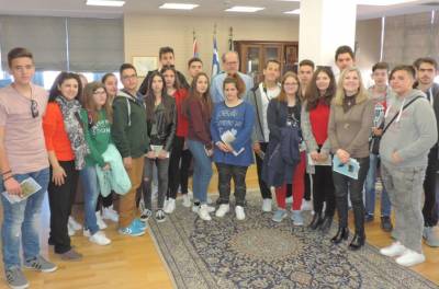 Μαθητές από τη Σαλαμίνα στο δήμαρχο Καλαμάτας