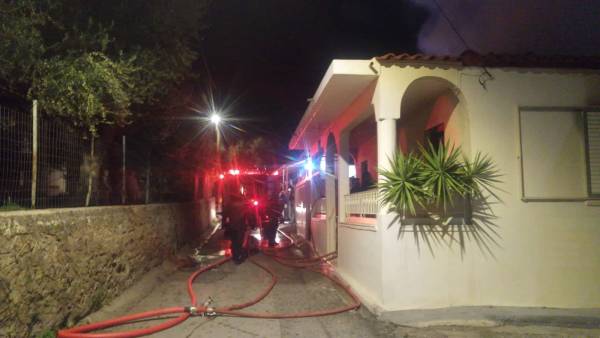 Καλαμάτα: Πυρκαγιά κατέστρεψε σπίτι δίπλα στη Μονή Παναγουλάκη (βίντεο)