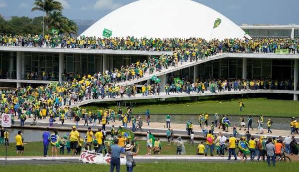 Βραζιλία: Εισβολή υποστηρικτών του Μπολσονάρο σε Κογκρέσο, προεδρικό μέγαρο και Ανώτατο Δικαστήριο (βίντεο)