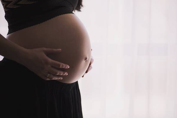 Η λοίμωξη της μητέρας με γρίπη ή πνευμονία στην εγκυμοσύνη αυξάνει τον κίνδυνο αυτισμού ή κατάθλιψης για το μωρό