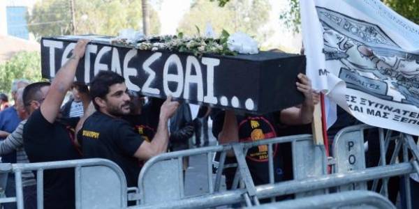 Αγανακτισμένοι διαδηλωτές έξω από την κυπριακή Βουλή