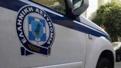 Σακούλα με γκαζάκι και εύφλεκτο υλικό έξω από τα γραφεία του ΕΦΚΑ στην Κυψέλη (βίντεο)