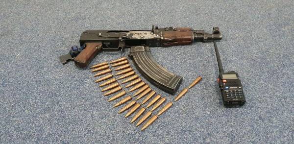 Το καλάσνικοφ και άλλα αντικείμενα που είχε στο σπίτι ο 48χρονος που συνελήφθη για συμμετοχή στην «Επαναστατική Αυτοάμυνα»