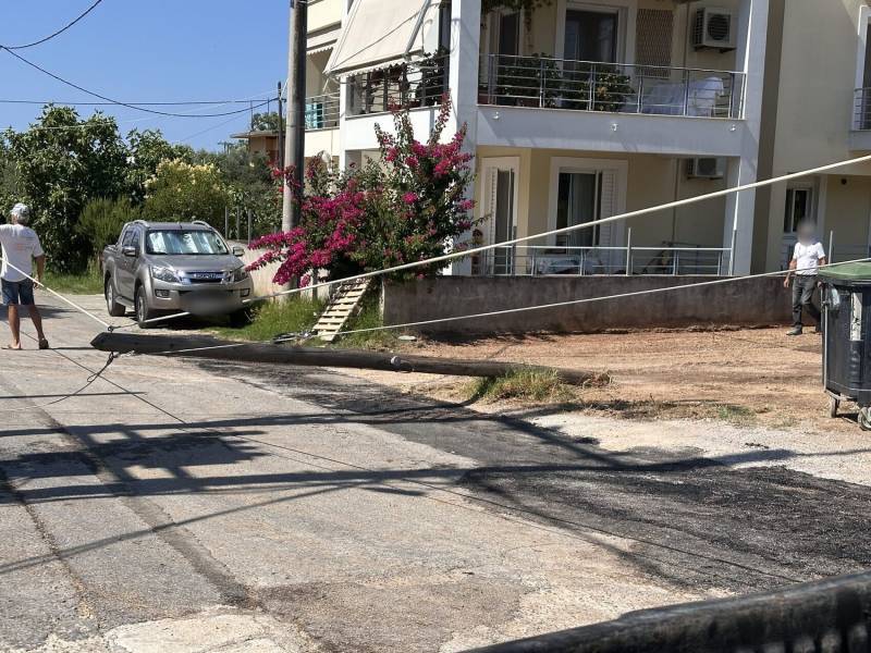 Πτώση κολόνας στα Ακοβίτικα