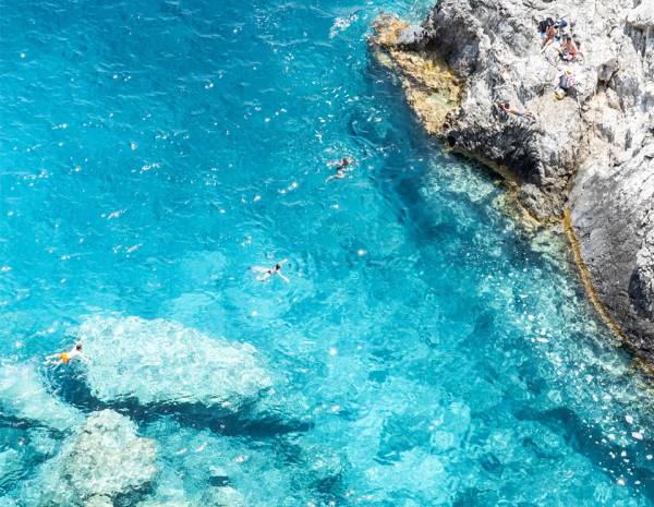 Οι καλύτερες παραλίες για το 2023 στην Ελλάδα σύμφωνα με το περιοδικό Vogue