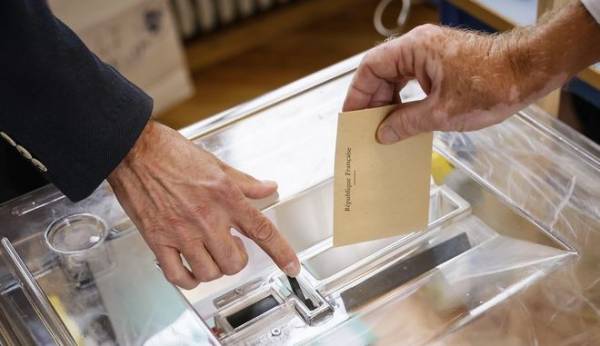 Εκλογές στη Γαλλία: Σκληρή αναμέτρηση μεταξύ Μακρόν και Μελανσόν - Μάχη για τις 289 έδρες (βίντεο)