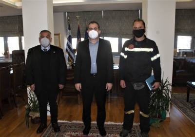 Ο νέος διοικητής Πυροσβεστικής στο δήμαρχο Καλαμάτας