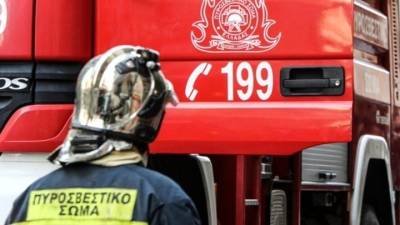 Κάηκαν σταθμευμένα αυτοκίνητα από φωτιά σε κάδο απορριμάτων