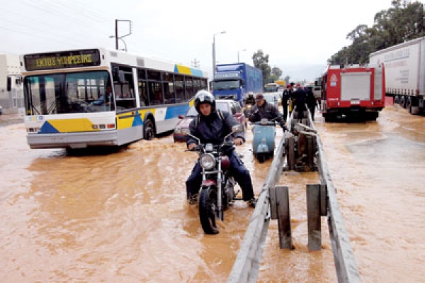 Οδύσσεια επιβατών του ΚΤΕΛ λόγω πλημμύρας στην εθνική