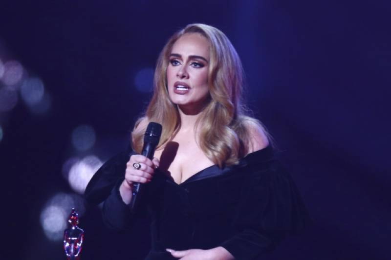 Adele: Αναβάλλει όλες τις συναυλίες τον Μάρτιο λόγω ασθένειας