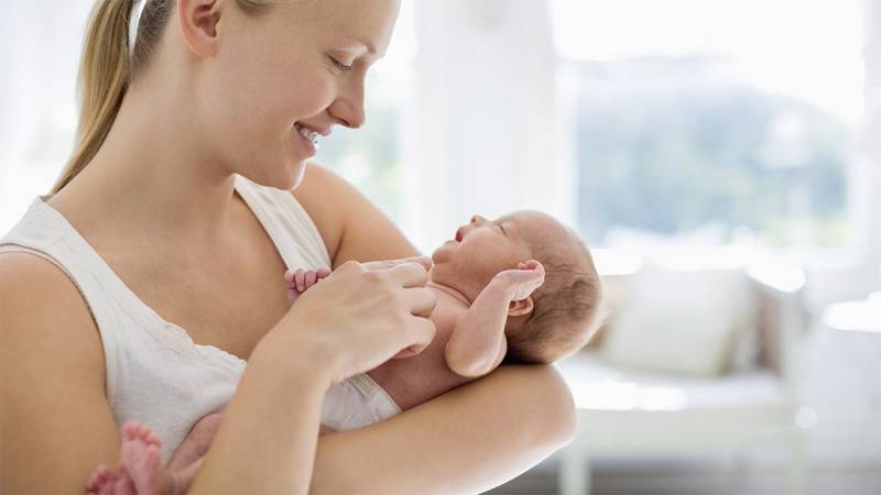 Ερευνα: Το χάιδεμα στα μωρά λειτουργεί ως φάρμακο
