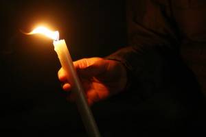 Ιωάννινα: Σιωπηλή διαμαρτυρία με αναμμένα κεριά για τον Βαγγέλη Γιακουμάκη