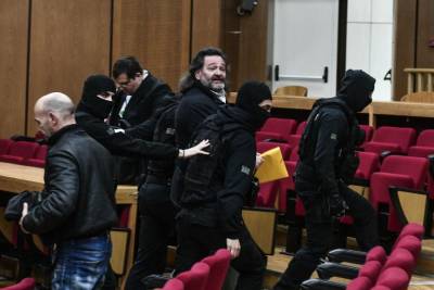 Ενταση στη δίκη της Χρυσής Αυγής: Χυδαία υβριστική επίθεση Λαγού στη Μάγδα Φύσσα