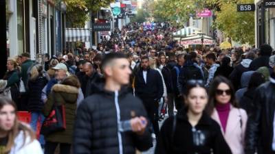 Εορταστικό ωράριο: Ανοιχτά σήμερα τα καταστήματα - Κορυφώνεται η αγοραστική κίνηση ως τα Χριστούγεννα