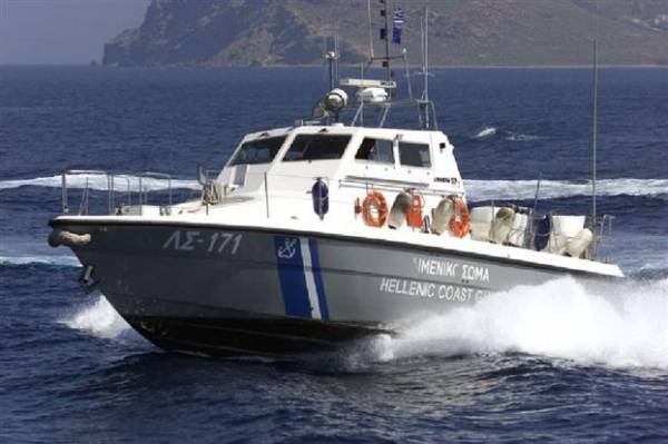Σκάφος προσέκρουσε σε βράχια στο Κυπαρίσσι Λακωνίας
