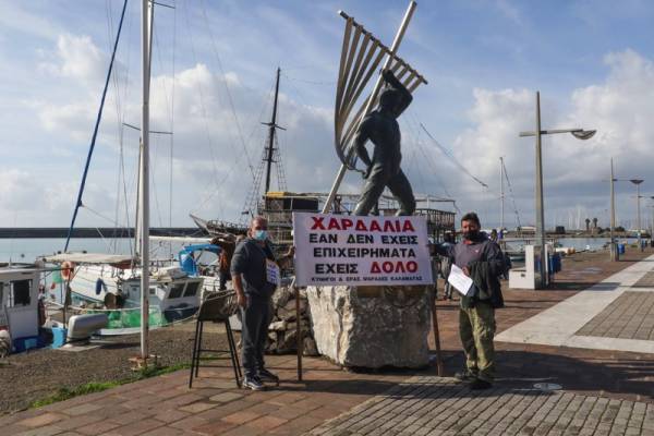 Διαμαρτυρία κυνηγών και ψαράδων στο λιμάνι της Καλαμάτας (βίντεο-φωτογραφίες)