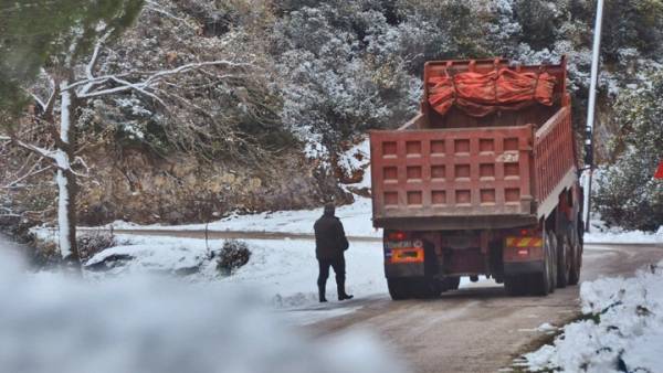 Σφοδρή χιονόπτωση σε όλη τη Μαγνησία - Μάχη να κρατηθούν ανοιχτοί οι δρόμοι