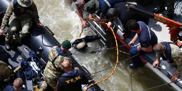 Ουγγαρία: Μία σορός βρέθηκε 100 χλμ. από το σημείο του ναυαγίου στον Δούναβη