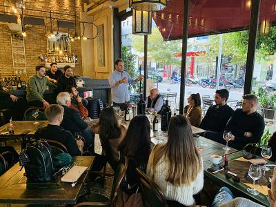Η οινοποιία “Ψαρούλη” μύησε το προσωπικό του “Adelante” στον κόσμο του κρασιού